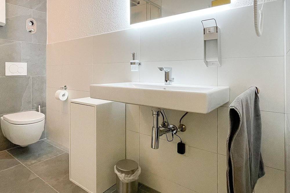 Ganze Wohnung, Modern + spacious room with shared kitchen and shared bathroom in Singen, Hegau