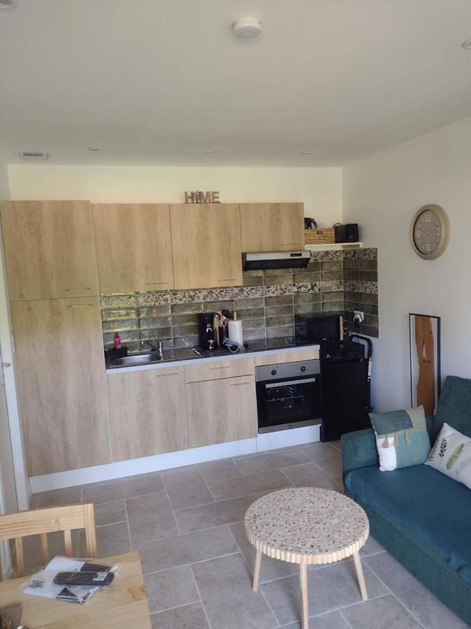 Appartement de vacances pour 2 personnes, avec piscine ainsi que jardin et vue