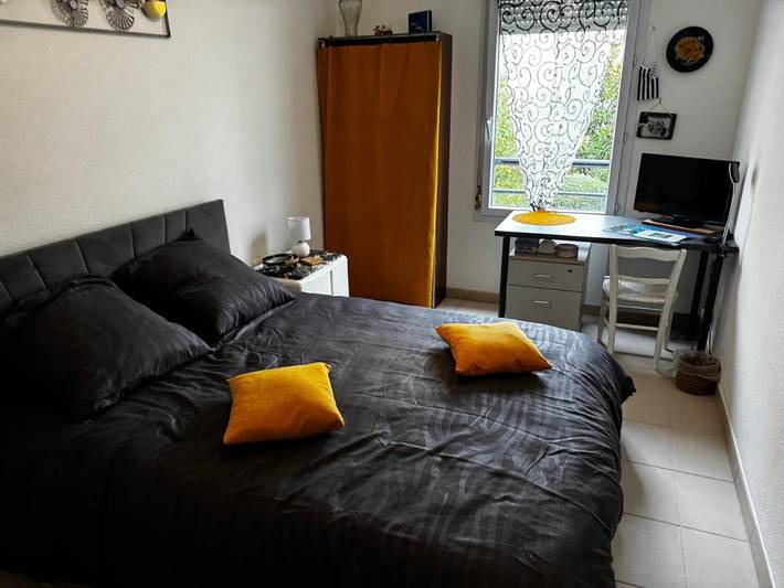Gîte pour 2 personnes, avec terrasse ainsi que piscine et vue à Carpentras