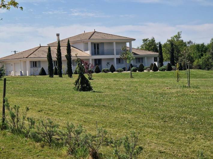 Location de vacances pour 6 personnes, avec Balcon et Terrasse ainsi que Jardin et Piscine à Le Pizou