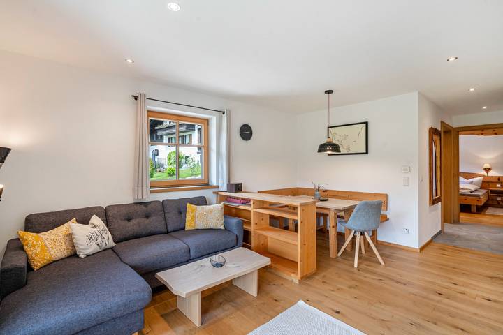 Ganze Wohnung, Ferienwohnung Alpin" mit Bergblick, privater Terrasse und Wi-Fi in Reit im Winkl, Bayerische Alpen