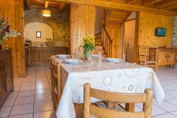 Gîte pour 7 personnes, avec jardin dans Chaulhac