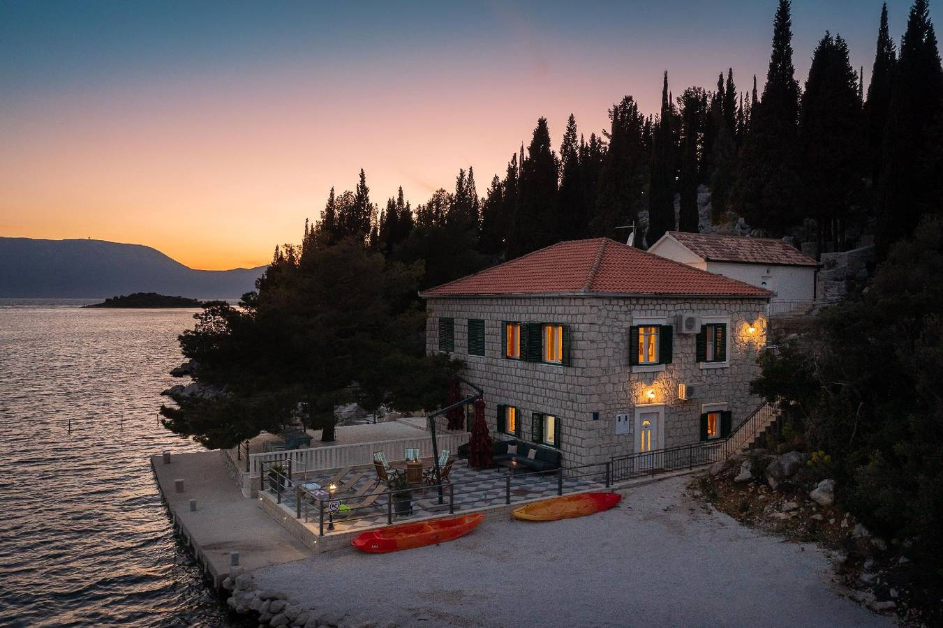 Adriatic Sunrise - Beach House in Blace, Dubrovnik-Neretva