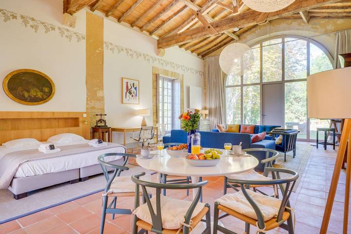Location de vacances pour 2 personnes, avec terrasse ainsi que piscine et jardin à Vérac