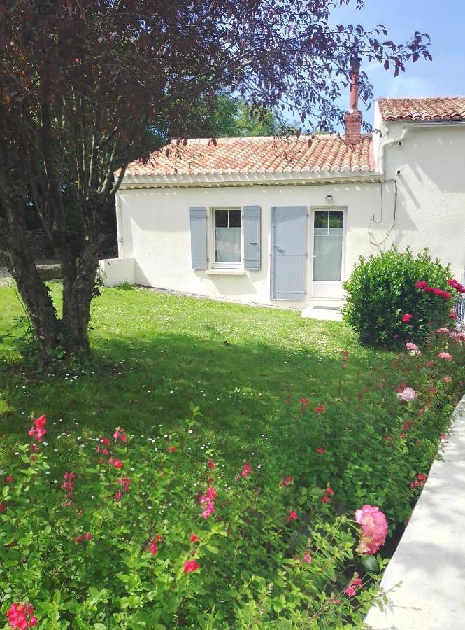 Location de vacances pour 4 personnes, avec terrasse ainsi que vue et jardin à Apremont - 2