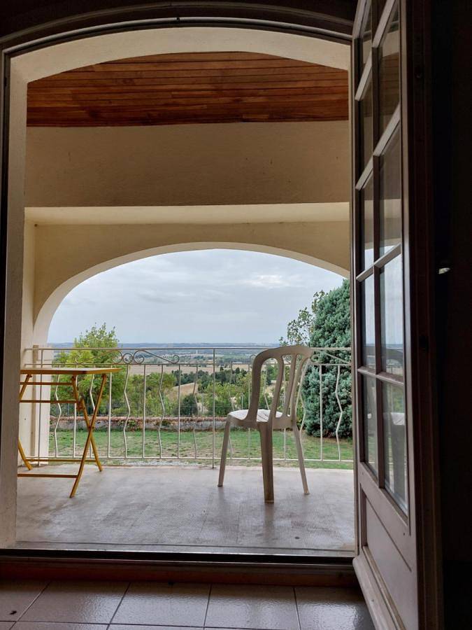 Gîte pour 6 personnes, avec Balcon et Terrasse ainsi que Jardin et Piscine à Airoux
