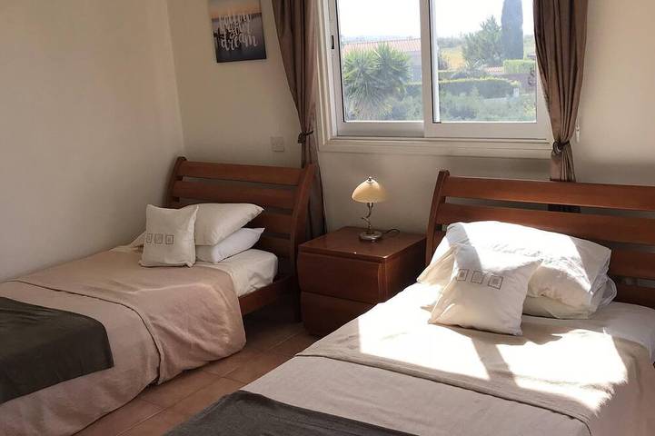 Villa Lesbo è una deliziosa e spaziosa villa con 2 camere da letto con piscina privata vicino alla spiaggia in Peyia, Sud di Cipro