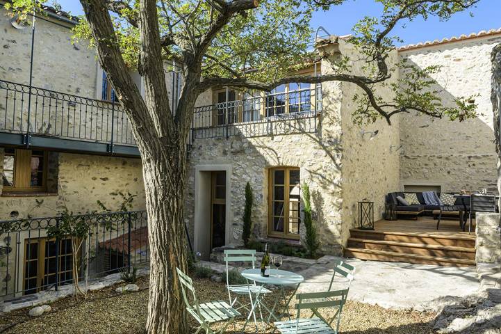 Gîte pour 4 personnes, avec terrasse et piscine à Bélesta