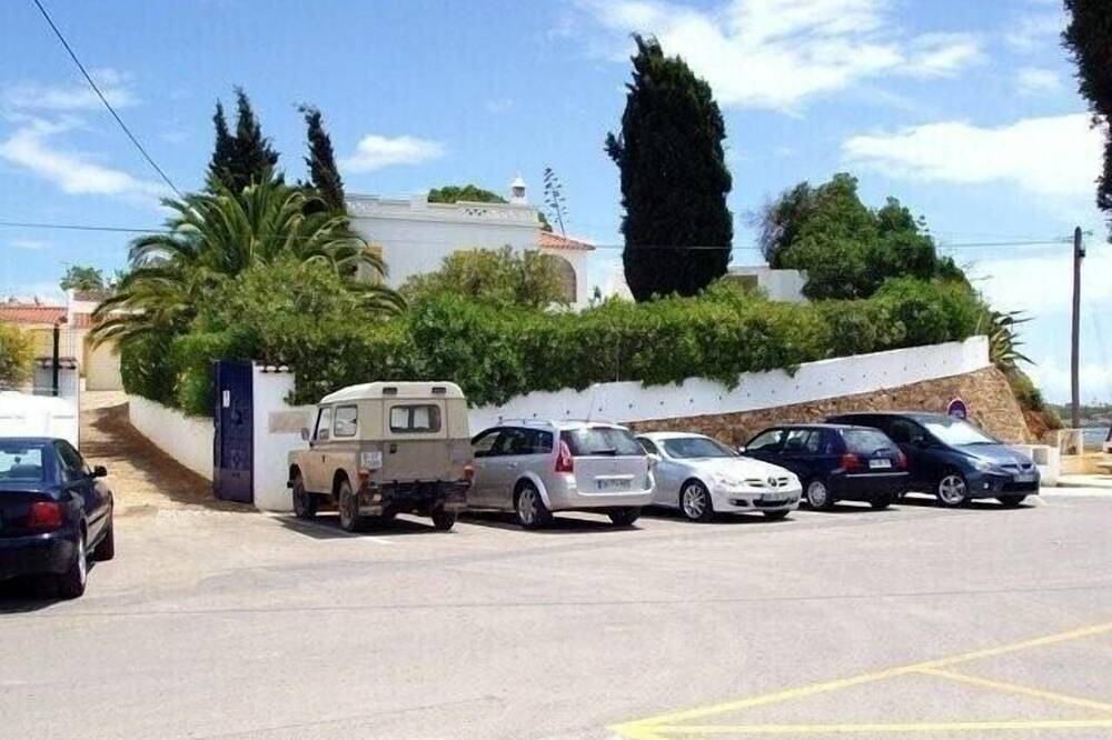 Apartamento entero, Apartamento soleado con piscina para 2 personas (+ 2 jóvenes) justo en el mar en una ubicación privilegiada in Ferragudo, Distrito de Faro