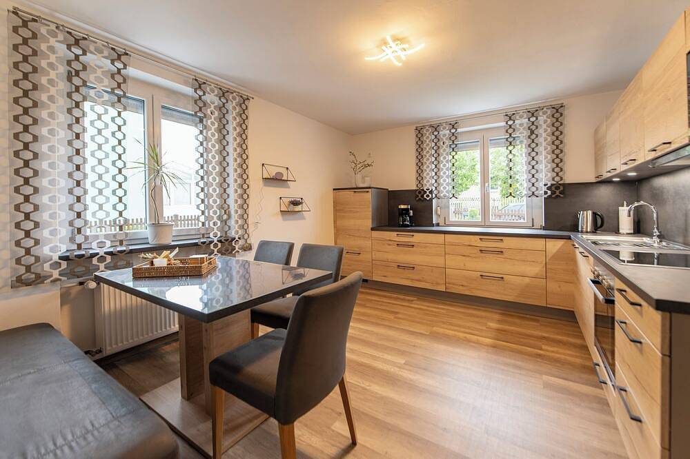 Ganze Wohnung, Ferienwohnung 90qm im Erdgeschoss mit Wintergarten in Moosbach, Naturpark Nördlicher Oberpfälzer Wald