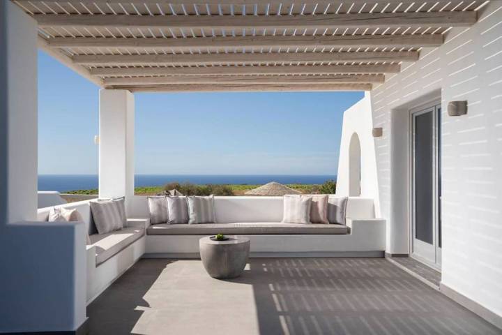 Villa for 2 people, with terrace and hot tub as well as yard in Santorini