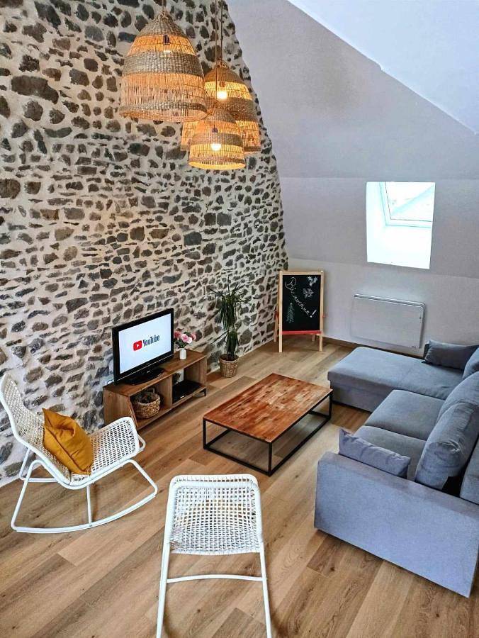 Location de vacances pour 10 personnes, avec terrasse, adapté aux familles à Saint-Sauves-d'Auvergne - 3