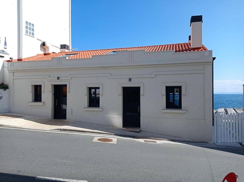 Apartamento entero, Vila Mariña. Casa marinera con terraza sobre el mar en Caión in Caión, Laracha