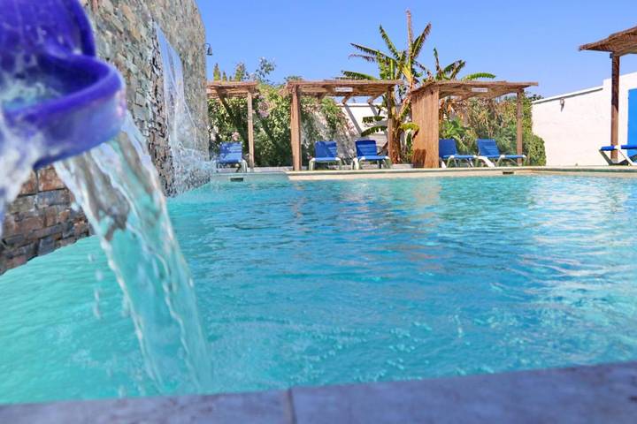 Bungalow para 4 personas, con terraza además de piscina y jardín en Conil de la Frontera