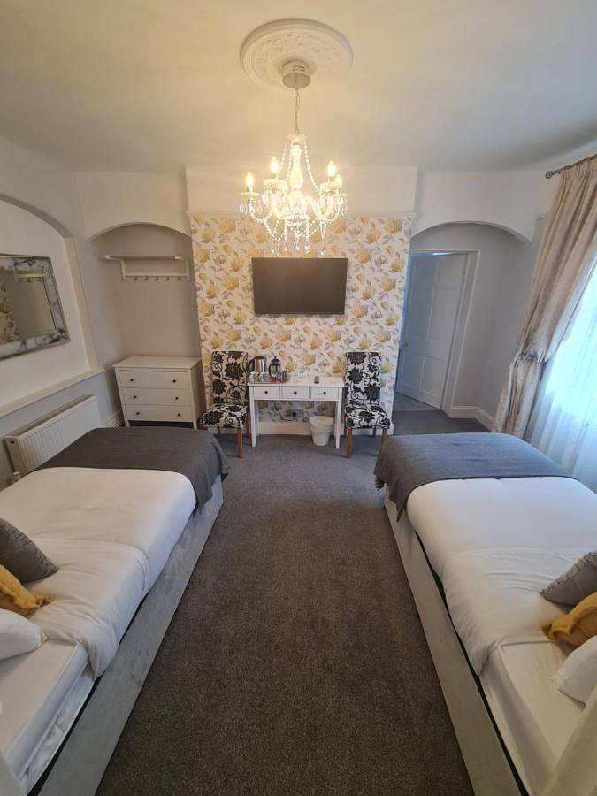 Double Room with Bathroom in Taunton, Somerset