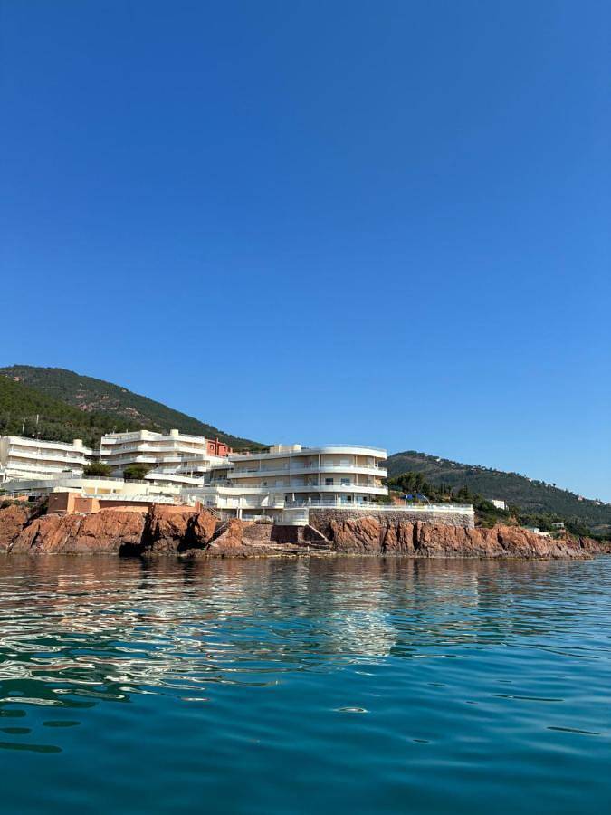 Appartement entier, Studio calme vue mer pieds dans l'eau in Le Trayas, Saint-Raphaël