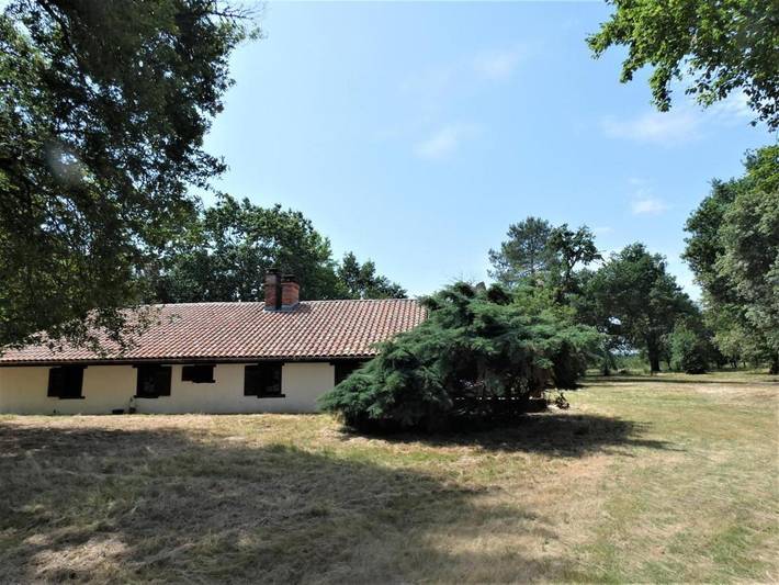 Location de vacances pour 8 personnes, avec vue ainsi que piscine et terrasse à Commensacq