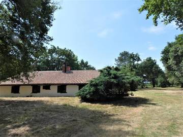 Gîte pour 8 personnes, avec vue ainsi que piscine et terrasse à Commensacq