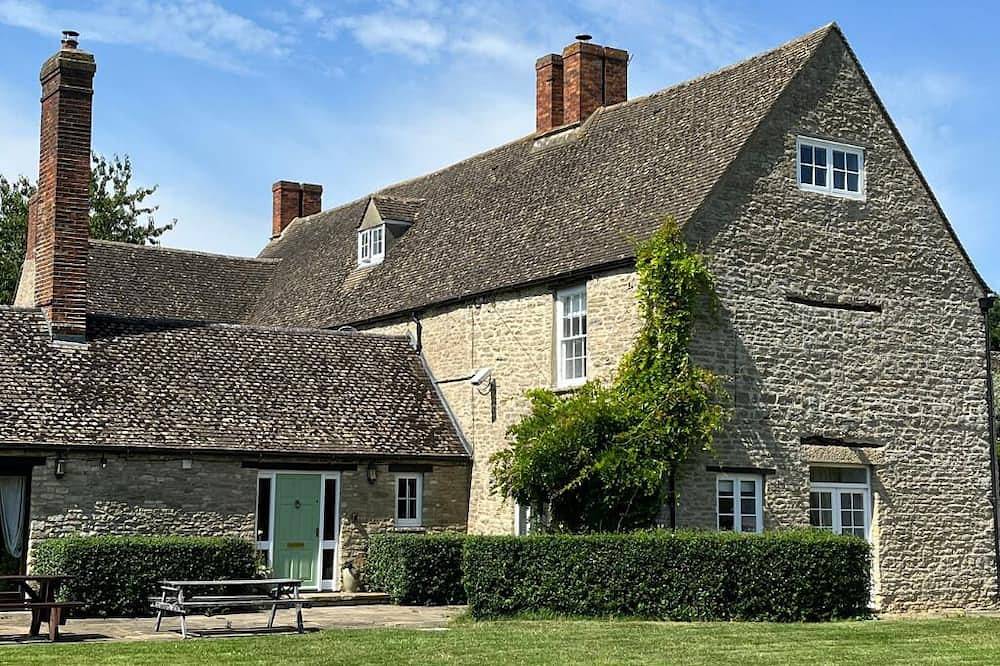 Manor House - sweeping Georgian Manor in a canal-side hamlet in Oxfordshire