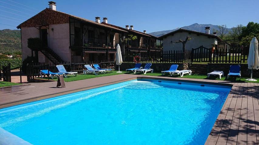 Casa rural para 50 personas, con Jacuzzi y Terraza además de Jardín y Piscina en Provincia de Cáceres