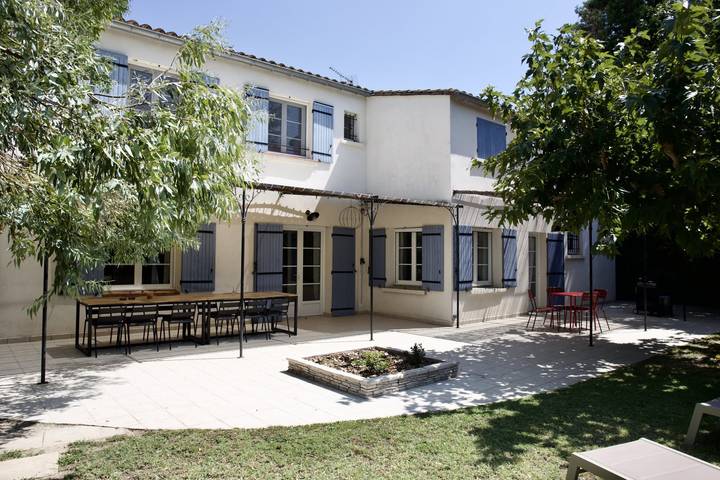 Gîte pour 12 personnes, avec terrasse ainsi que jardin et piscine