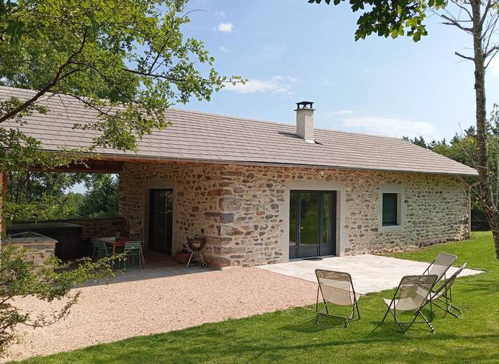 Gîte pour 5 personnes, avec terrasse ainsi que jacuzzi et jardin dans Saint-Julien-du-Pinet