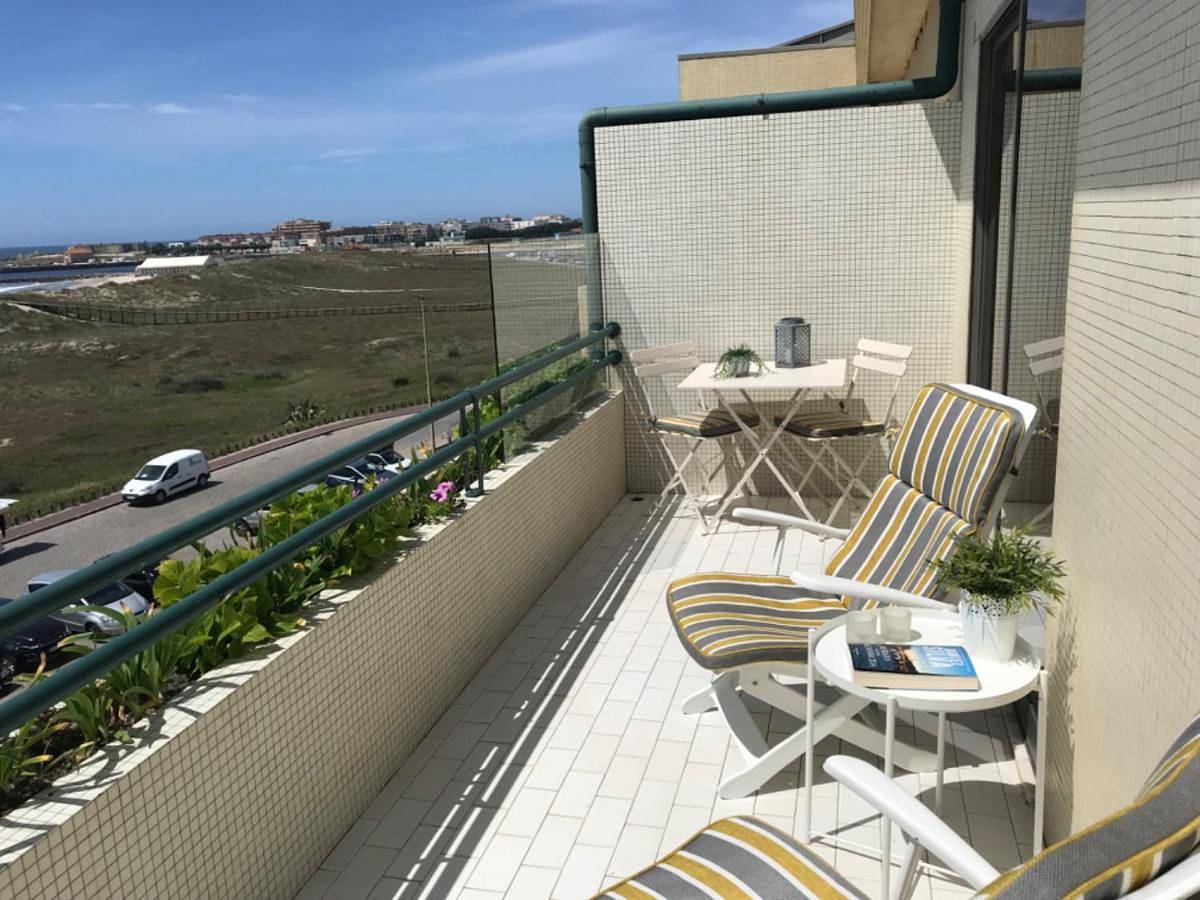 Apartamento inteiro, Beachfront Apartment With Sea View in Azurara, Distrito do Porto
