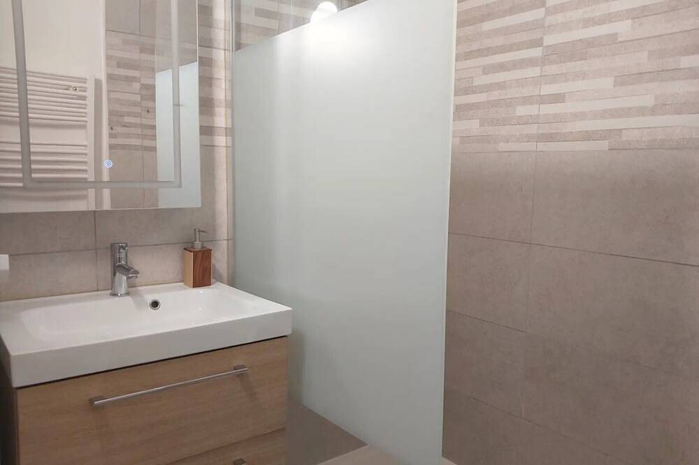 Appartement entier, Appartement 'Proche Bordeaux' avec piscine partagée, terrasse privée et Wi-Fi in Saint-André-de-Cubzac, Région de Blaye