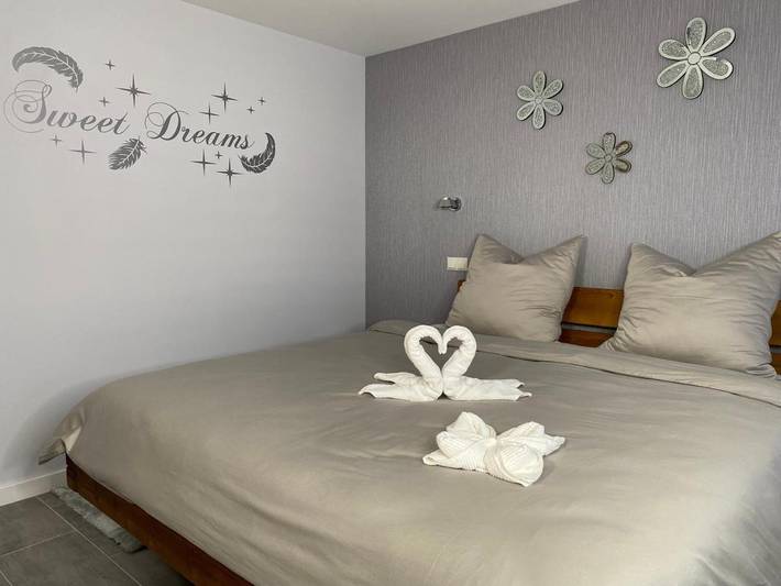 Ferienwohnung für 2 Personen, mit Balkon und Whirlpool sowie Terrasse und Sauna in Oberstadtfeld