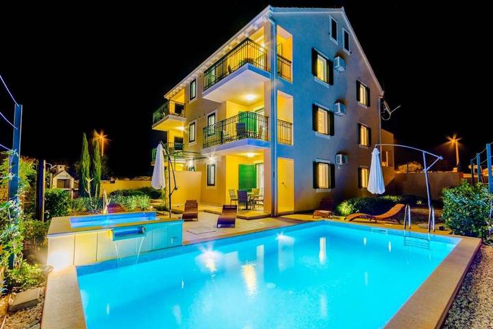 Ferieleilighet for 4 personer, med badebasseng og balkong / terrasse i Split-Dalmatia