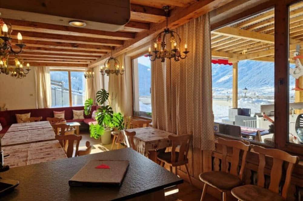 Ruhiges Ferienhaus mit Bergpanoramablick und Terrasse – ideal für Gruppen. in Stubaier Alpen, Mieders