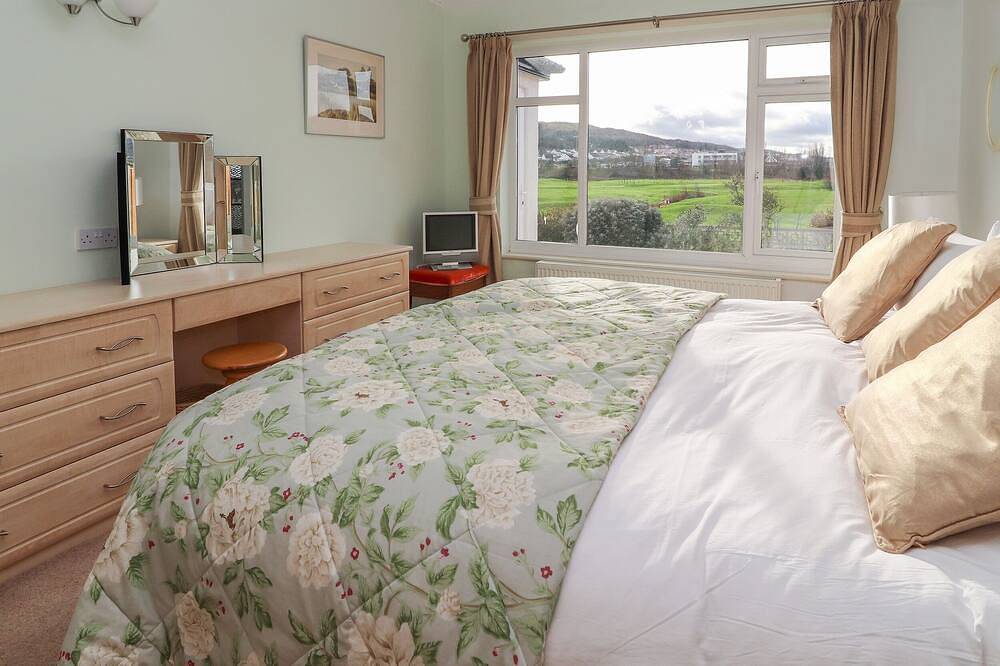 The Yatt, family friendly, character holiday cottage in Rhos-On-Sea in Rhos on Sea, Conwy region
