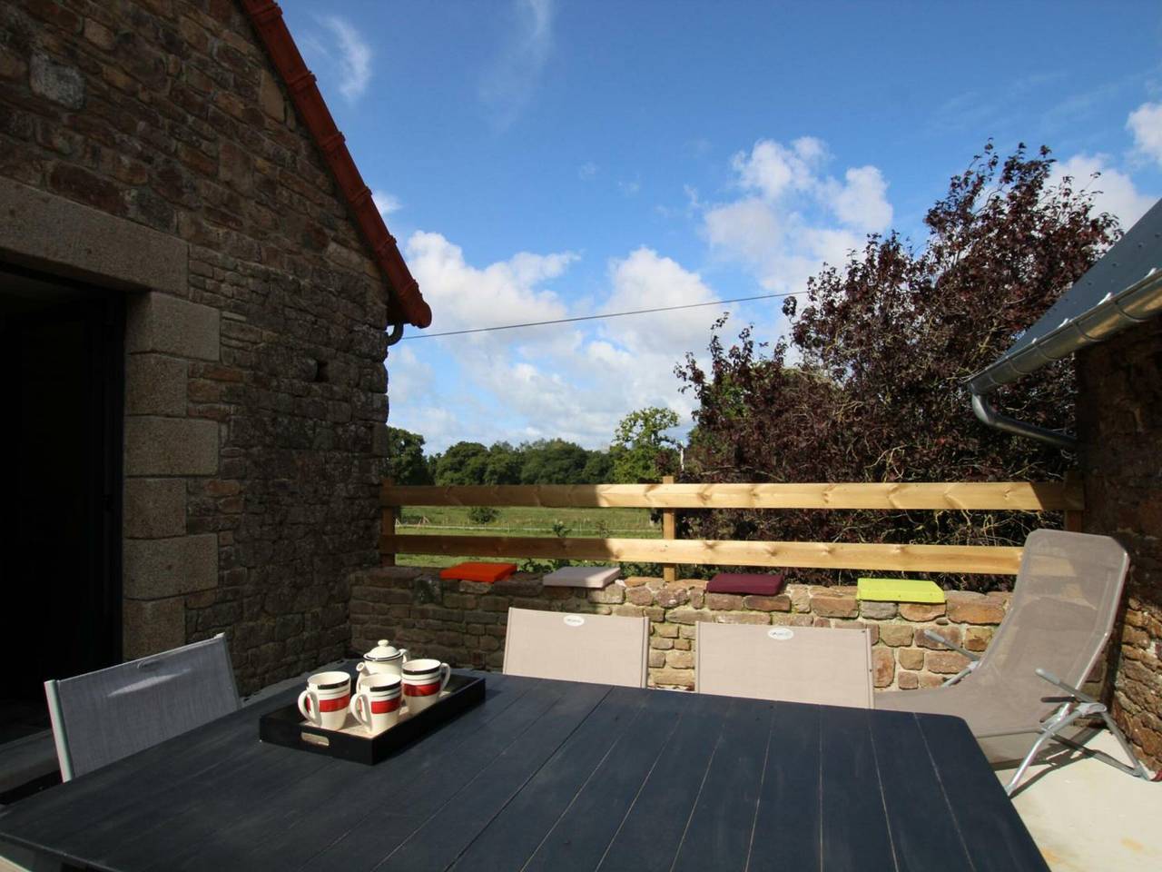 Apartamento entero, Dúplex cómodo cerca de Granville con terraza privada y aparcamiento in Saint-Pair-sur-Mer, Côte de la Déroute