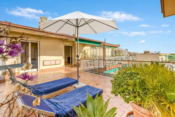 Loft per 4 persone, con Balcone e Vista oceano nonché Terrazza a Sanremo
