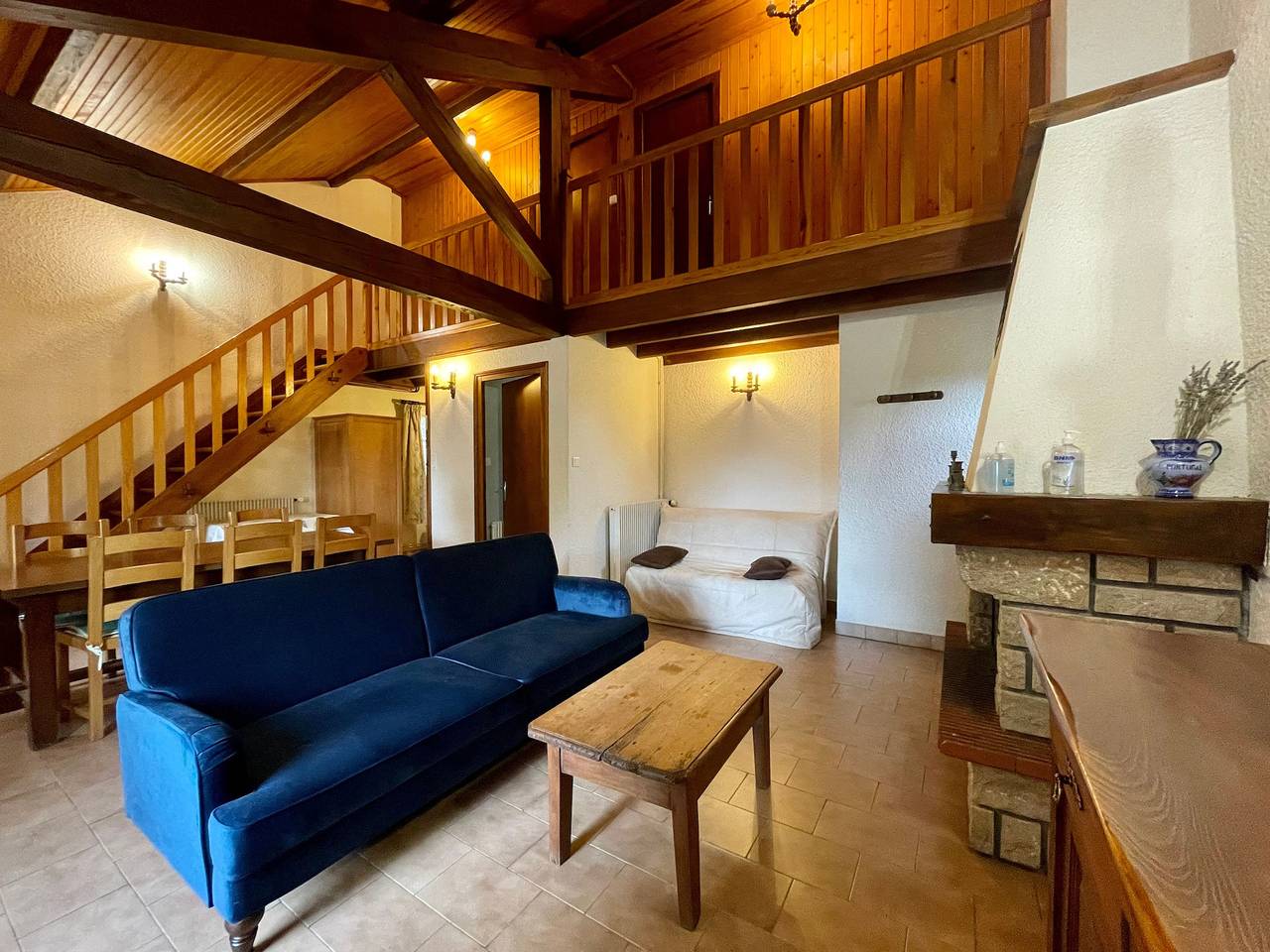 Maison en forêt avec terrasse, jeux pour enfants et cheminée, près du Pic du Lizieux et du Lac bleu in Araules, Haute-Loire