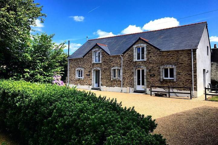 Location de vacances pour 4 personnes, avec terrasse et jardin à Plonévez-du-Faou