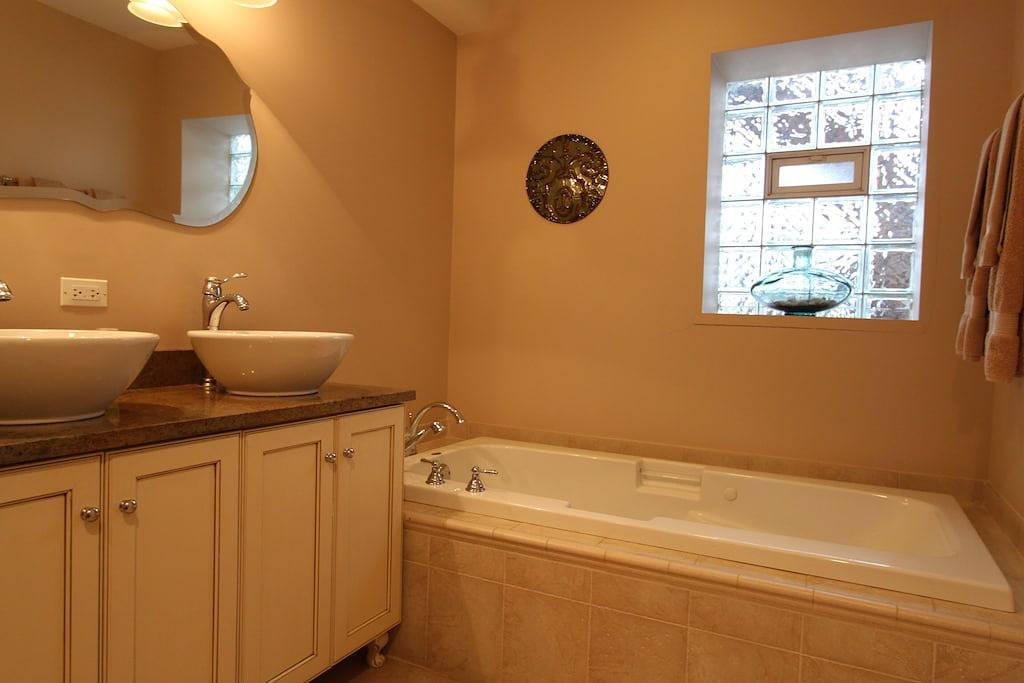 Ganze Wohnung, Eigentumswohnung mit Whirlpool-Badewanne, Terrasse und offenem Grundriss. Perfekt für Lrg Family in Chicago, Cook County