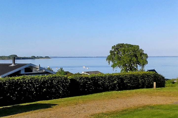 Ferieudlejning for 6 personer, med terrasse og have i Binderup Strand