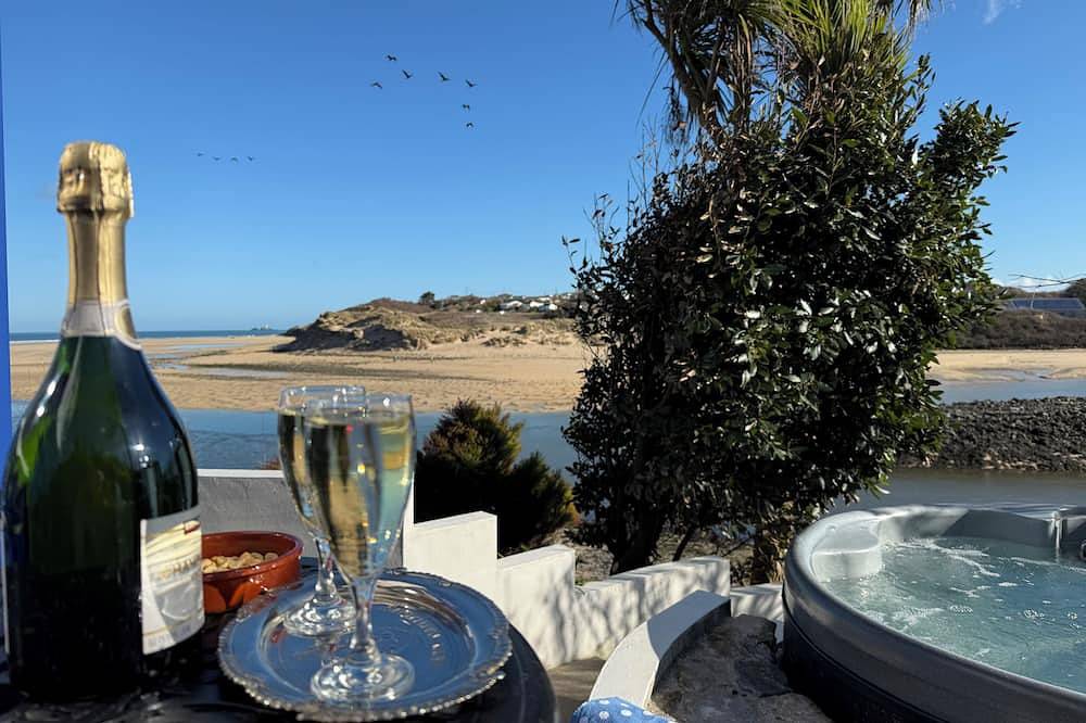 Beachpad's Beach House on *Best Beach 2024 The Times with +Hot Tub Parking Wifi in Hayle, Cornwall