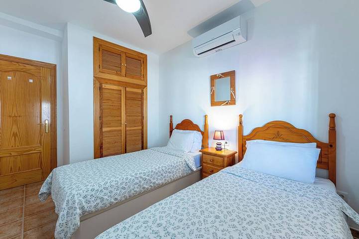 House 2 minutes from the beach. Furnished terrace, barbecue and sea and mountain views in Benalmádena Costa, Benalmádena