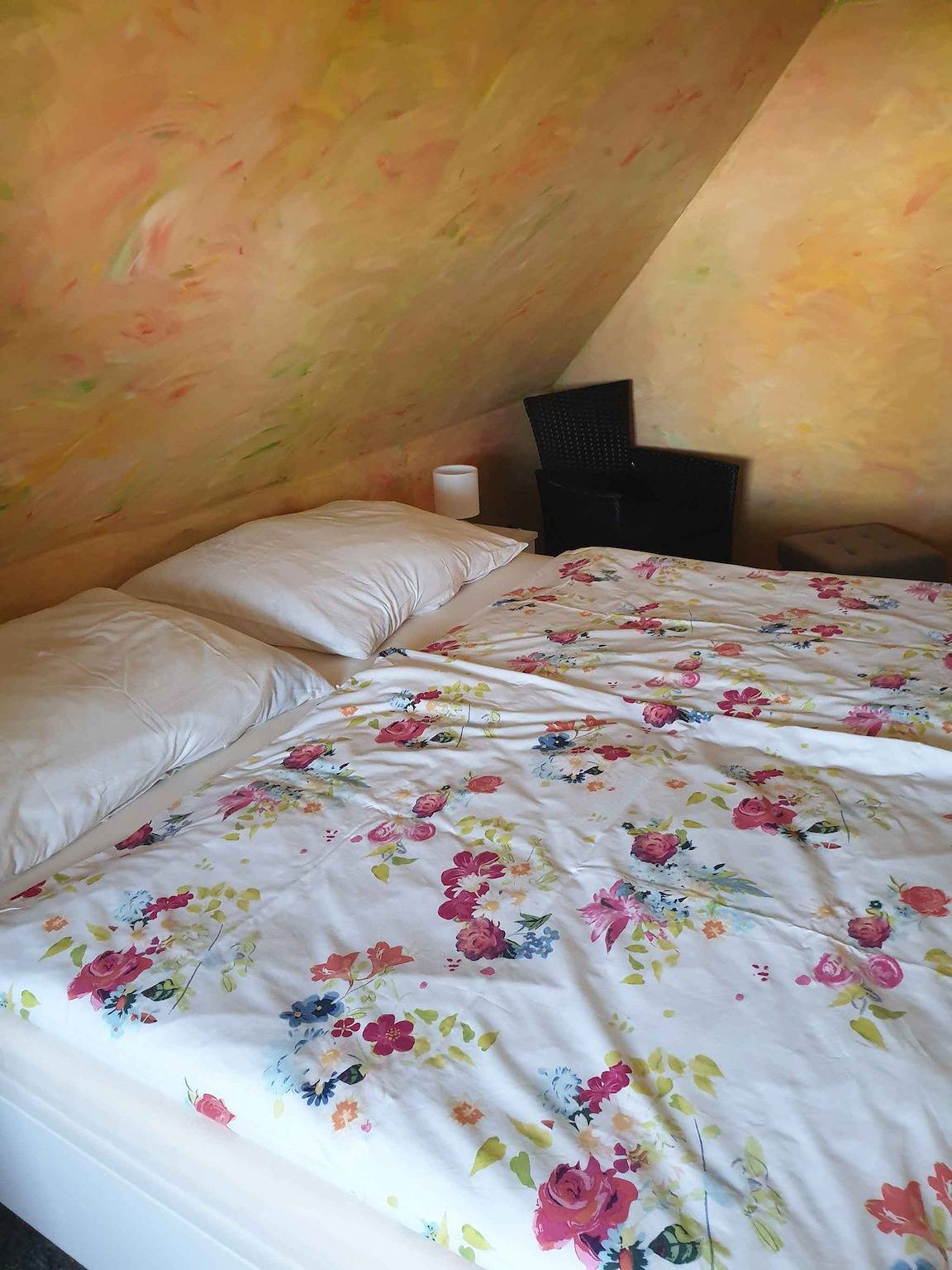 Geheel vakantieappartement, Vakantieappartement onder een rieten dak, slechts 100 m van het Oostzeestrand verwijderd in Neuendorf Hiddensee Island, Hiddensee