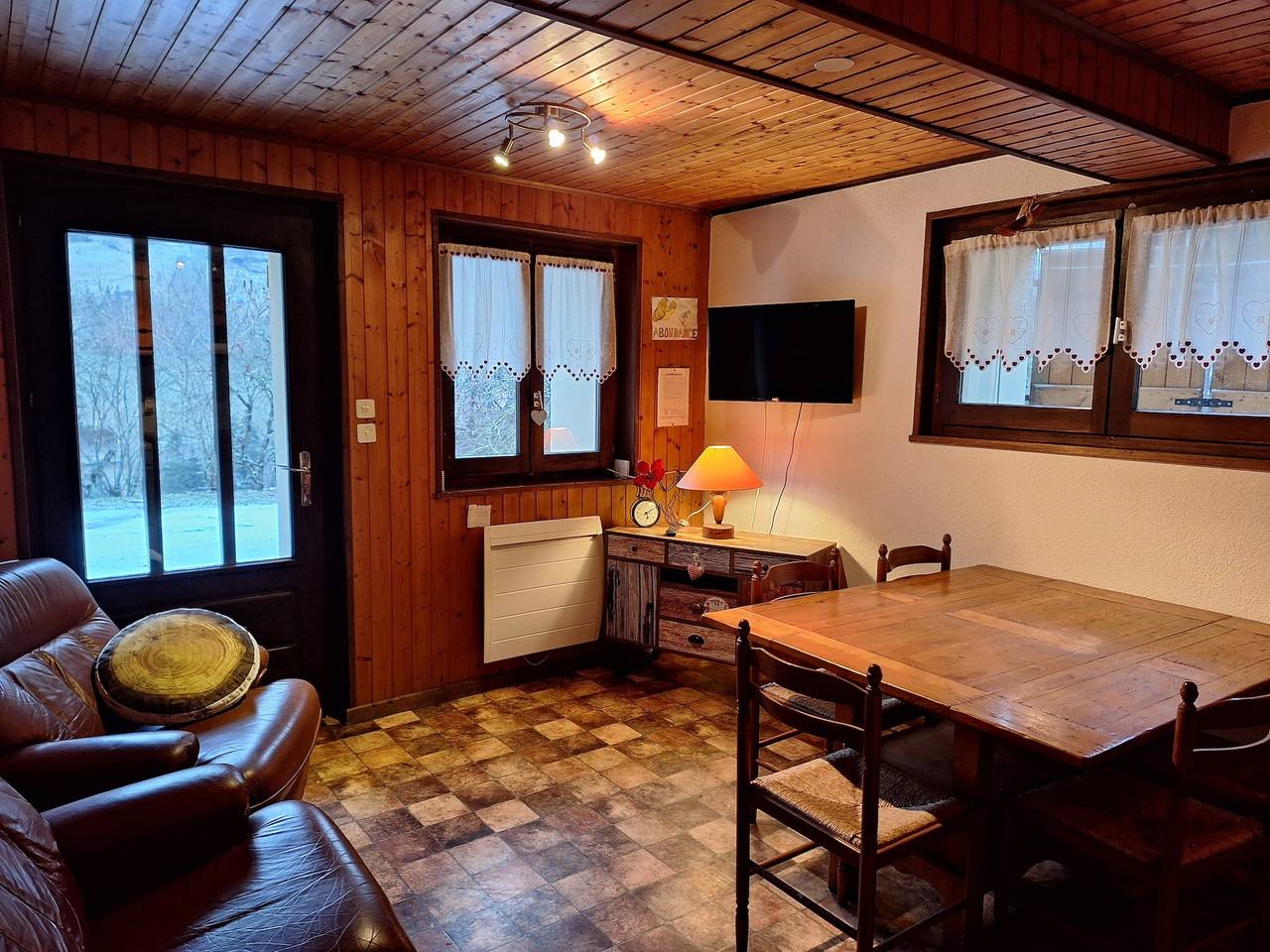Appartement entier, Appartement « Proche des stations de ski » avec vue montagne, terrasse privée et Wi-Fi in Abondance, Les Portes du Soleil