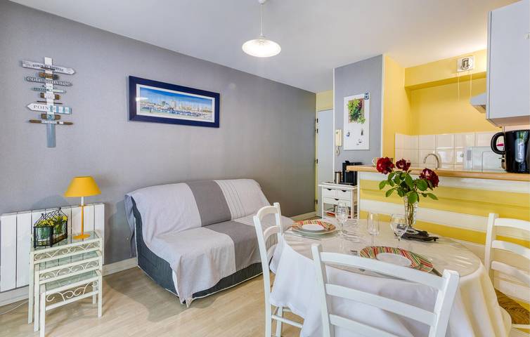 Apartamento vacacional entero, Acogedor Apartamento con Terraza, WiFi y Parking, a 700m de la Playa in La Rochelle, Región de La Rochelle