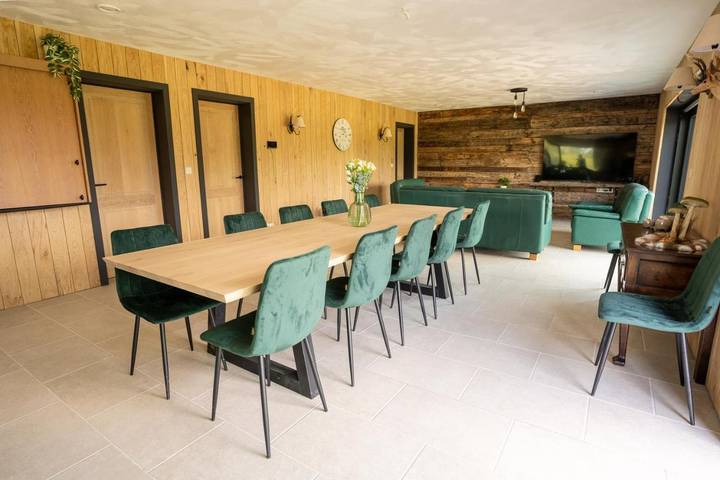 Chalet pour 12 personnes, avec vue ainsi que piscine et jardin