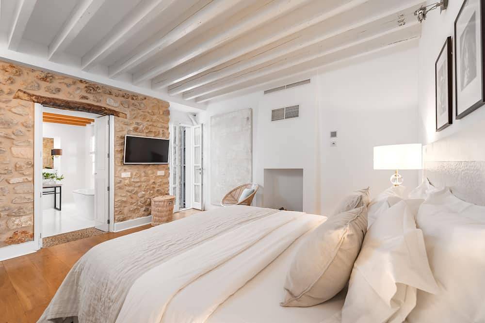 Luxury townhouse with garden and heated pool. in Selva, Majorca Center