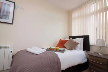 Apartment for 8 People in Southampton, South East England, Photo 2