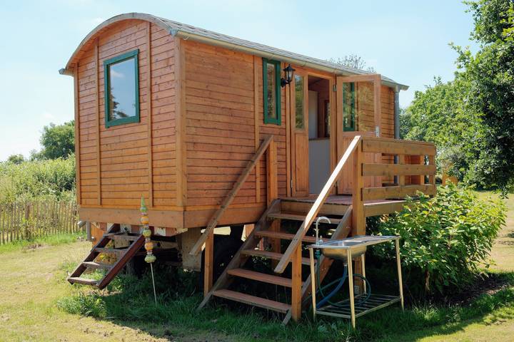 Ganze Ferienwohnung, Tiny Home „Zirkuswagen Grün“ mit Gemeinschaftspool, Garten und WLAN in Hetzdorf, Uckerland