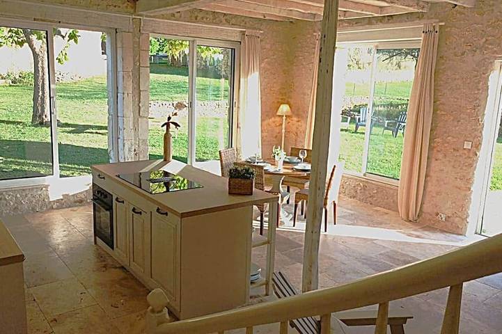 Location de vacances pour 4 personnes, avec Jardin et Piscine à Bourrou