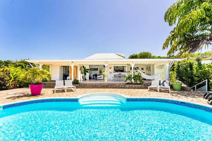 Villa pour 6 personnes, avec vue ainsi que jardin et piscine