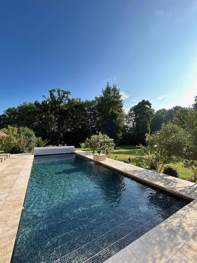 Gîte pour 2 personnes, avec piscine ainsi que vue et jardin à Josse - 2